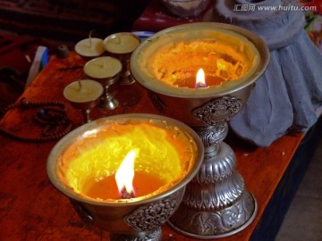 燃燒的酥油燈 一盞酥油蠟燭的文化與精神之光